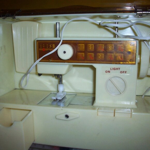 Easy Sew Kids Sewing Machine With Carrying Case Vintage (Tested Works) - Picture 1 of 6
